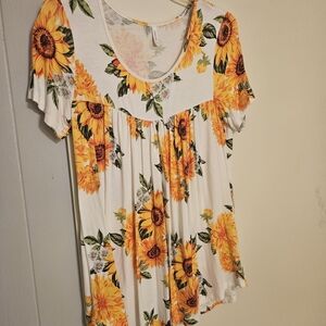 Sunflower-Print Short Sleeve Tunic Top in White and Yellow